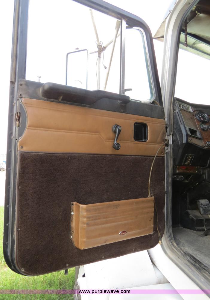 image for item B4522 1999 Peterbilt 377 semi truck