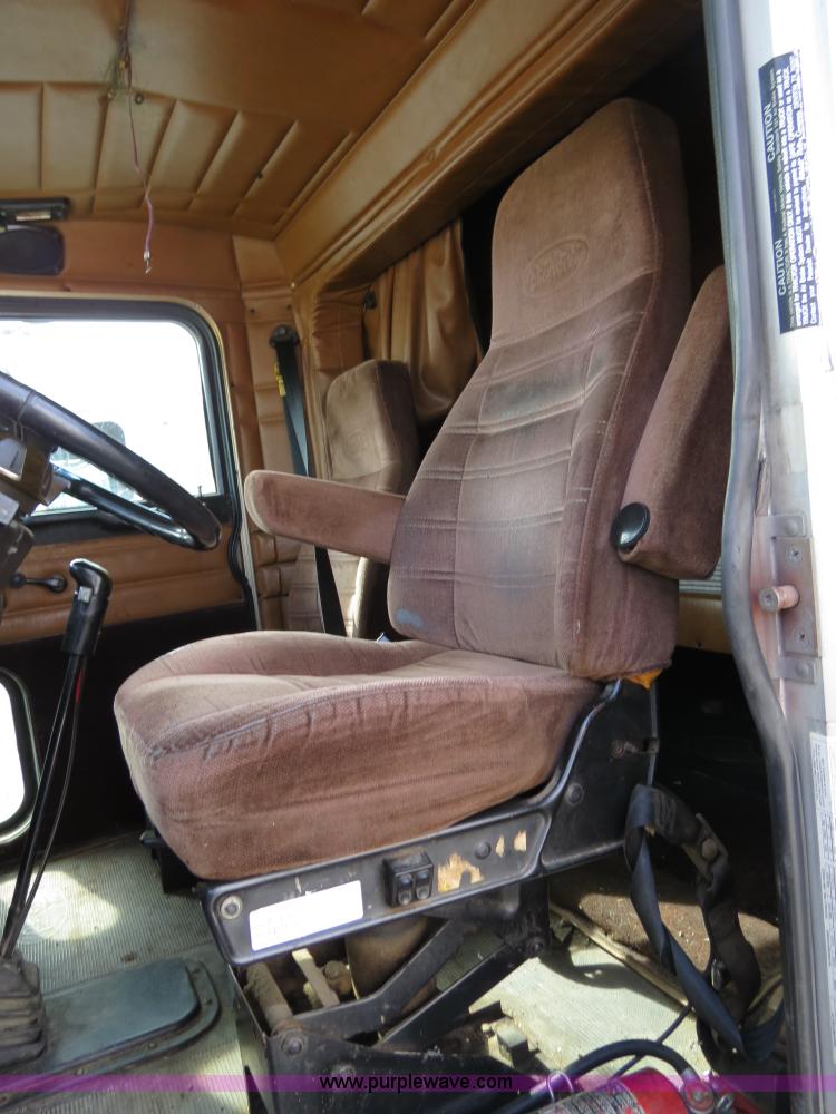 image for item B4522 1999 Peterbilt 377 semi truck