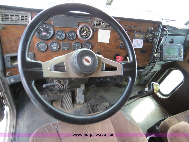 image for item B4522 1999 Peterbilt 377 semi truck