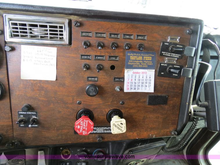 image for item B4522 1999 Peterbilt 377 semi truck