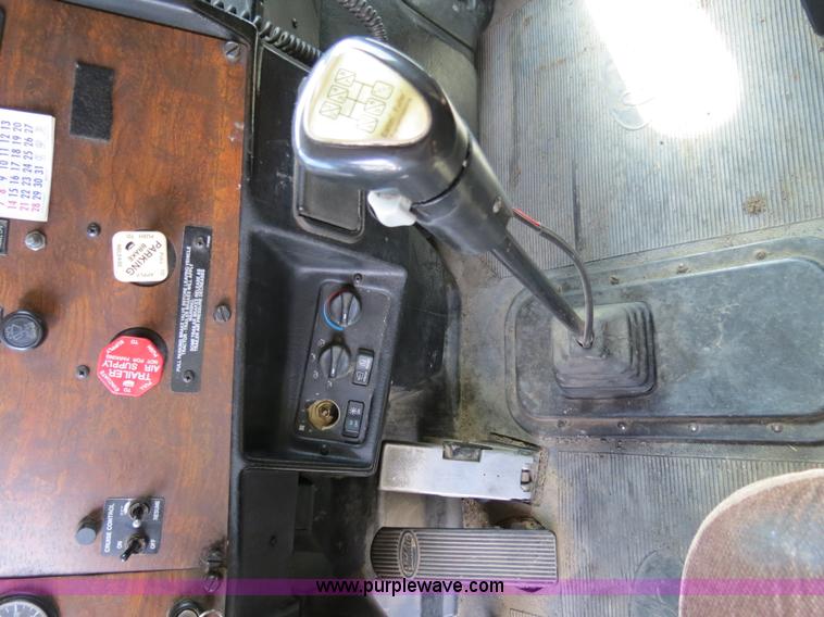 image for item B4522 1999 Peterbilt 377 semi truck