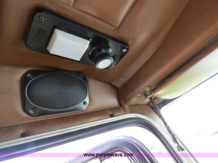 image for item B4522 1999 Peterbilt 377 semi truck