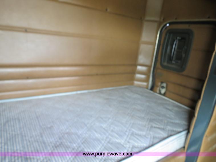 image for item B4522 1999 Peterbilt 377 semi truck