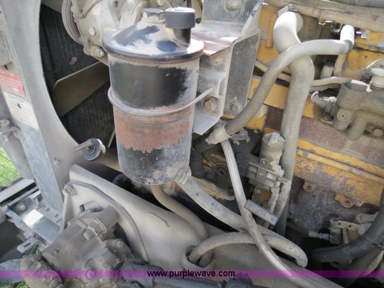 image for item B4522 1999 Peterbilt 377 semi truck