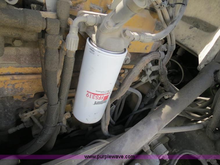 image for item B4522 1999 Peterbilt 377 semi truck