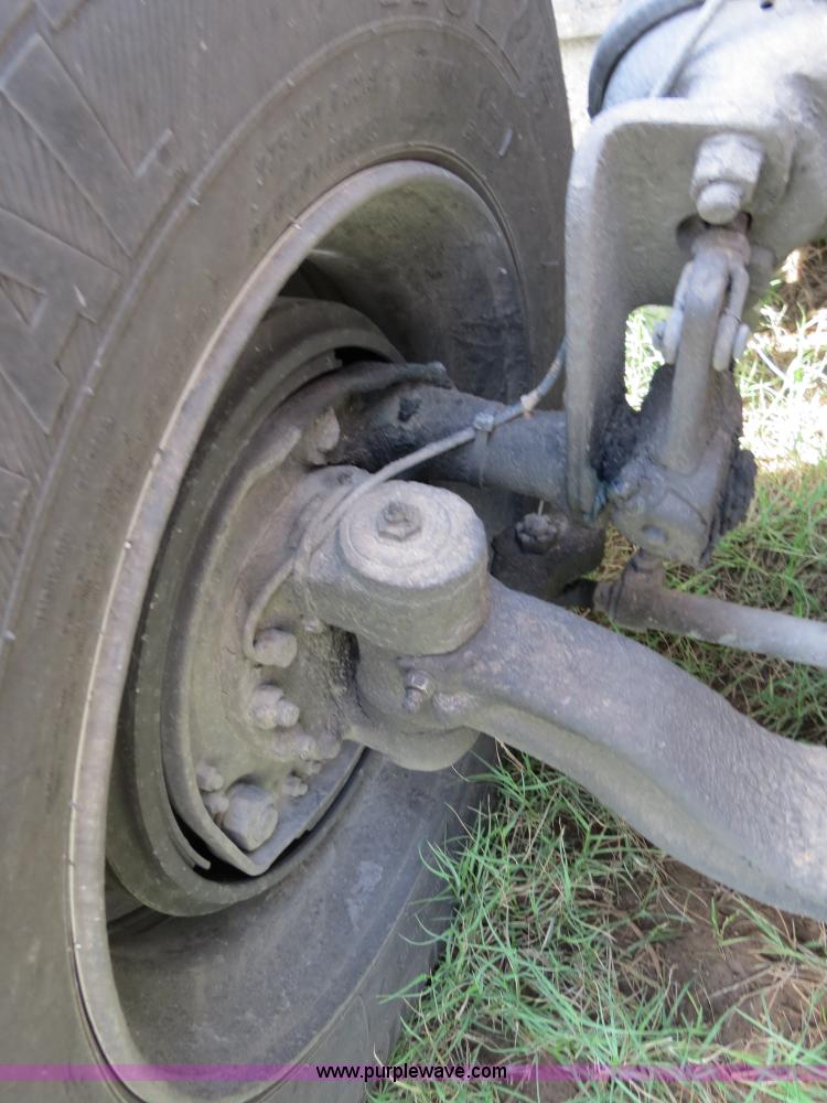 image for item B4522 1999 Peterbilt 377 semi truck