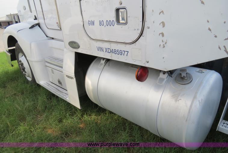 image for item B4522 1999 Peterbilt 377 semi truck
