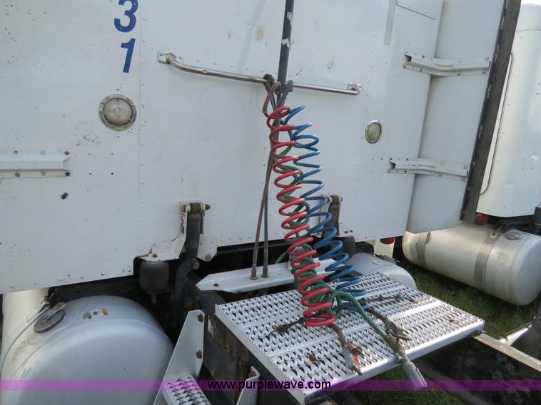 image for item B4522 1999 Peterbilt 377 semi truck