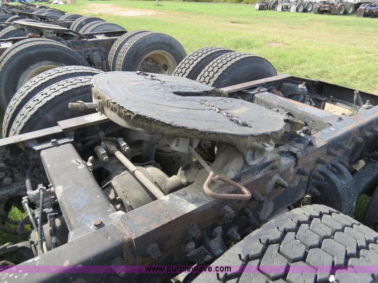 image for item B4522 1999 Peterbilt 377 semi truck