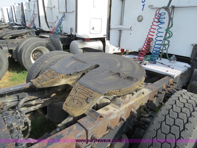 image for item B4522 1999 Peterbilt 377 semi truck