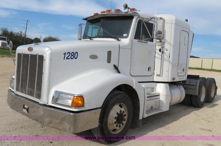 image for item B4523 2000 Peterbilt 377 semi truck