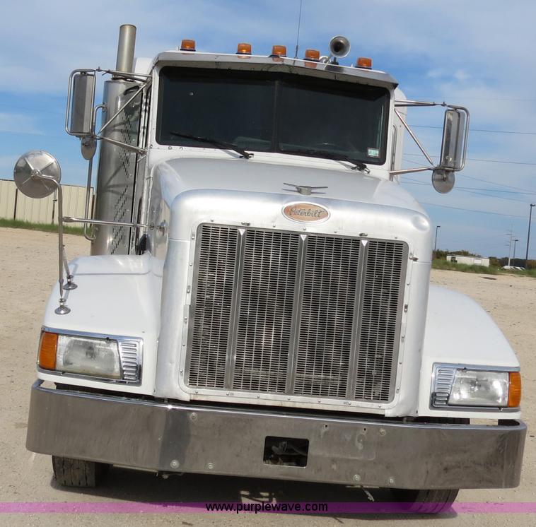 image for item B4523 2000 Peterbilt 377 semi truck