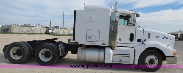 image for item B4523 2000 Peterbilt 377 semi truck