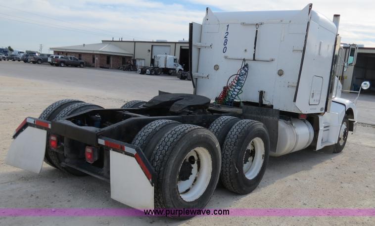 image for item B4523 2000 Peterbilt 377 semi truck