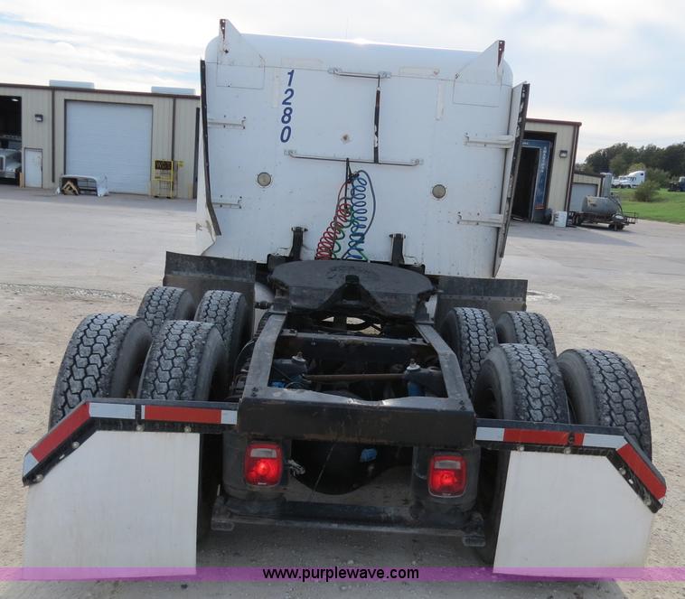 image for item B4523 2000 Peterbilt 377 semi truck