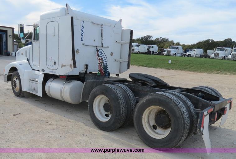 image for item B4523 2000 Peterbilt 377 semi truck