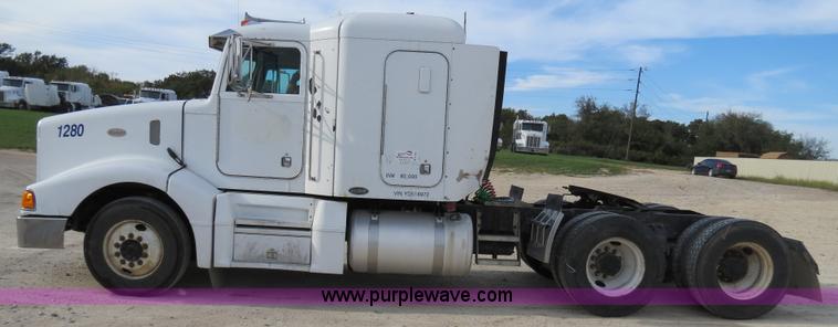 image for item B4523 2000 Peterbilt 377 semi truck