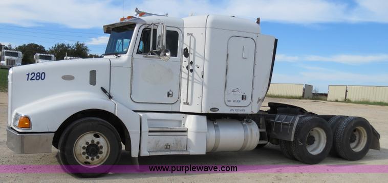 image for item B4523 2000 Peterbilt 377 semi truck