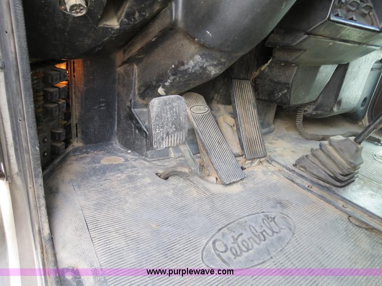 image for item B4523 2000 Peterbilt 377 semi truck