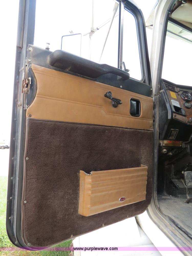 image for item B4523 2000 Peterbilt 377 semi truck