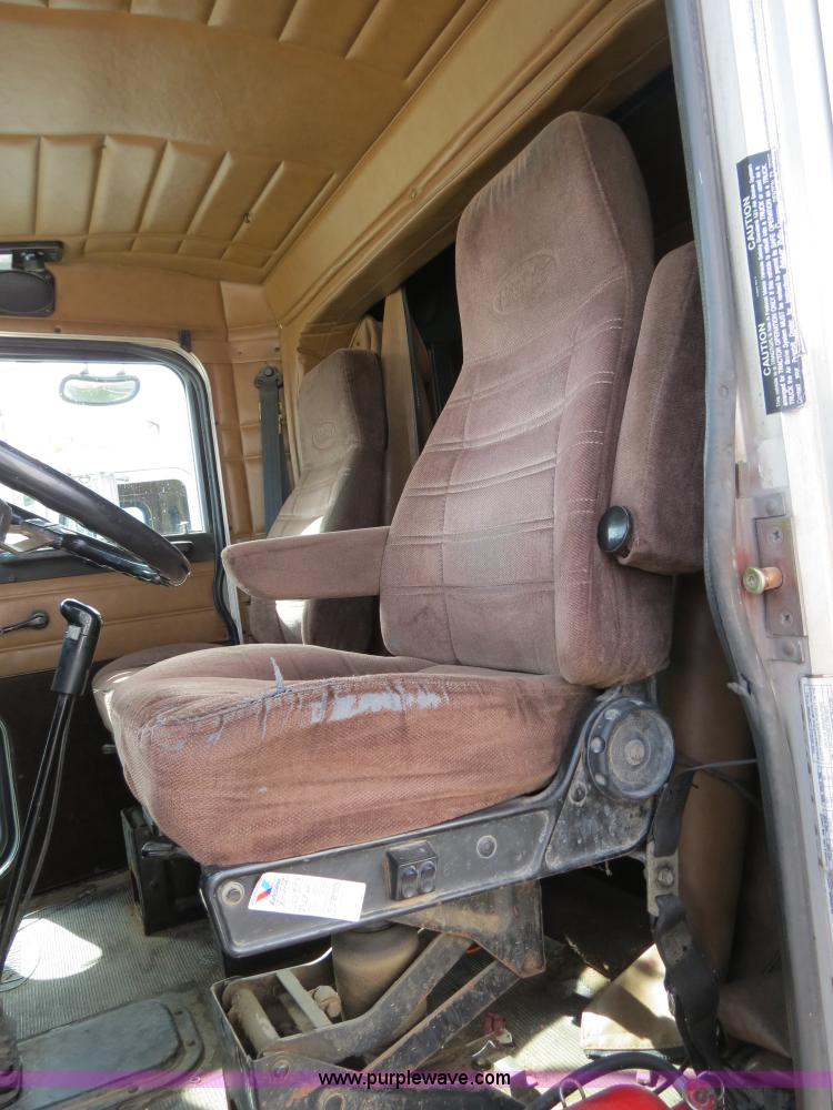 image for item B4523 2000 Peterbilt 377 semi truck