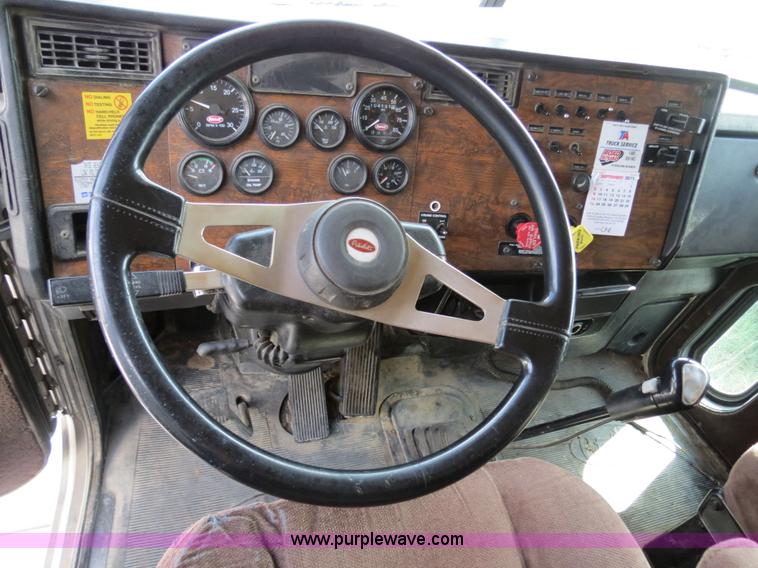 image for item B4523 2000 Peterbilt 377 semi truck