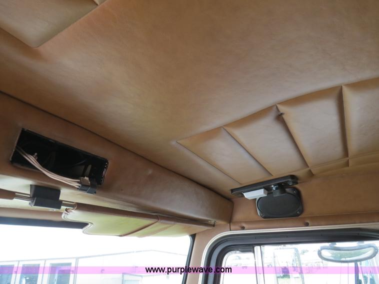 image for item B4523 2000 Peterbilt 377 semi truck