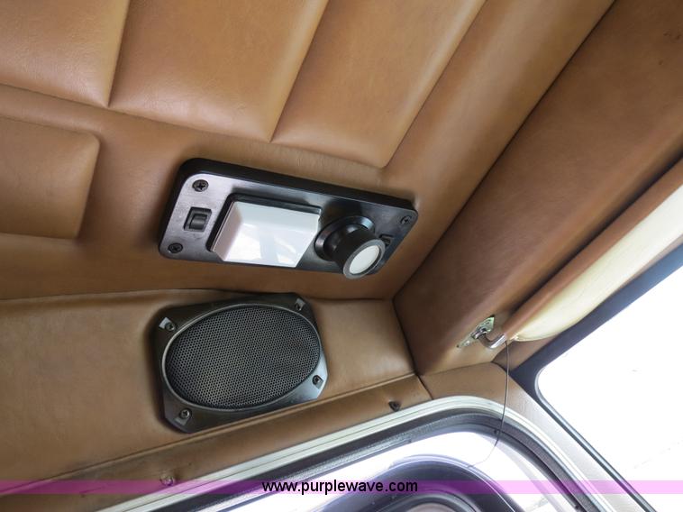 image for item B4523 2000 Peterbilt 377 semi truck