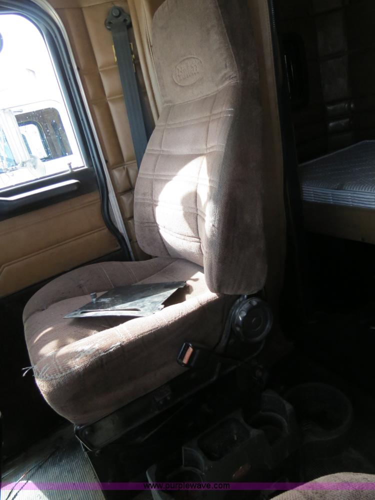 image for item B4523 2000 Peterbilt 377 semi truck