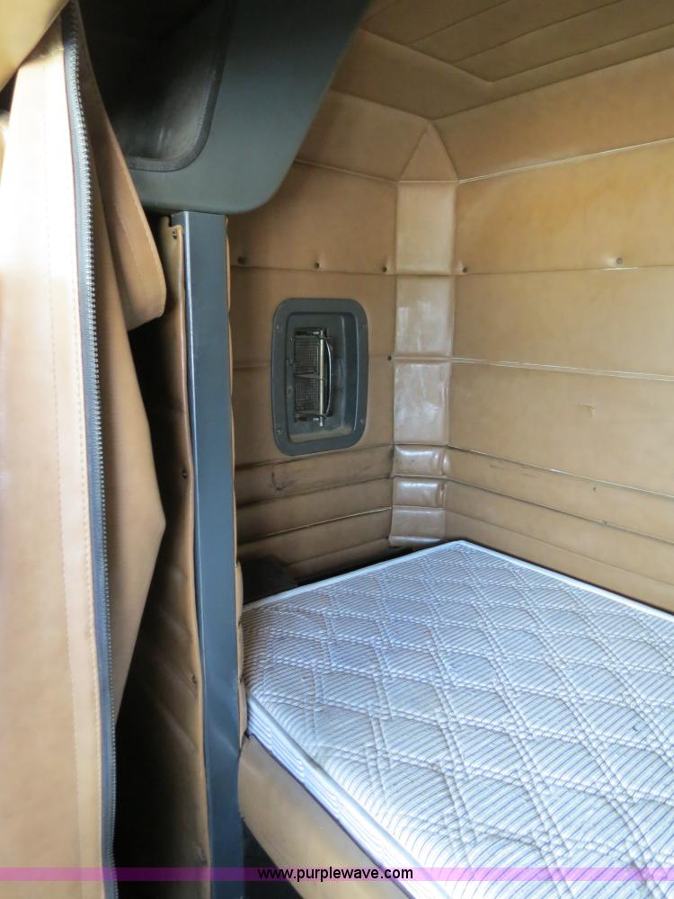 image for item B4523 2000 Peterbilt 377 semi truck