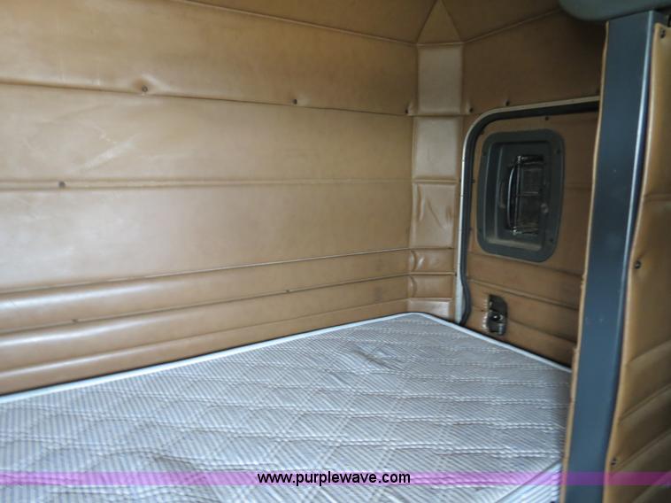 image for item B4523 2000 Peterbilt 377 semi truck