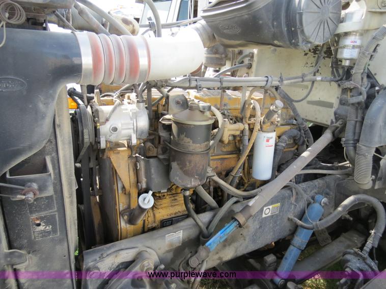 image for item B4523 2000 Peterbilt 377 semi truck