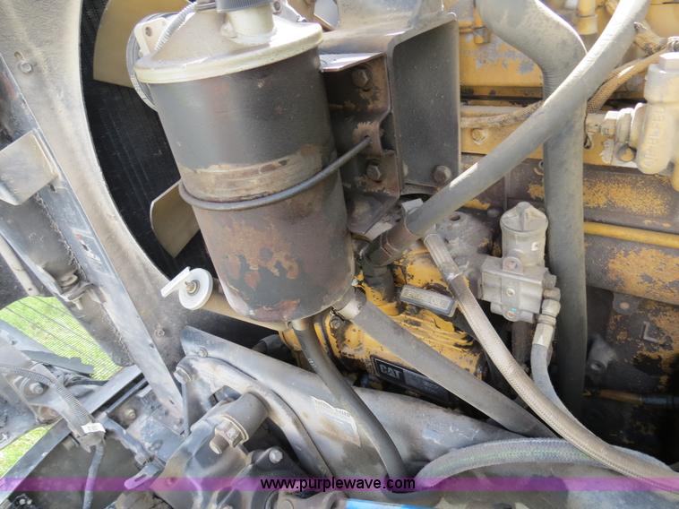 image for item B4523 2000 Peterbilt 377 semi truck