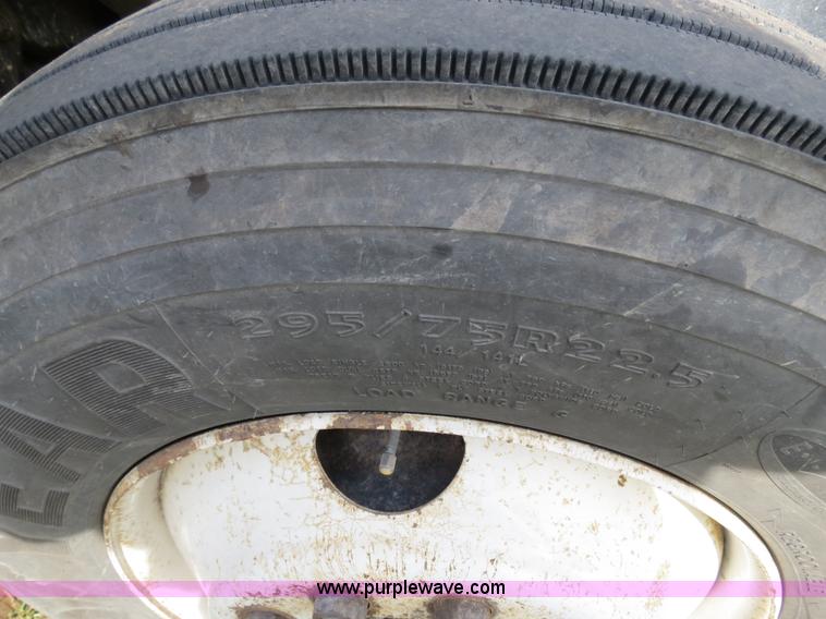 image for item B4523 2000 Peterbilt 377 semi truck