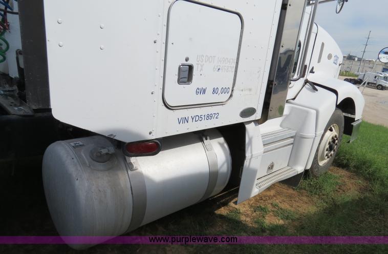 image for item B4523 2000 Peterbilt 377 semi truck