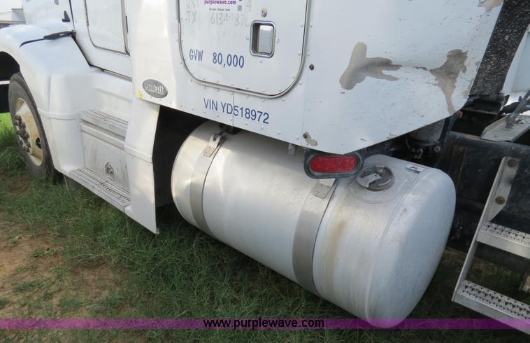 image for item B4523 2000 Peterbilt 377 semi truck