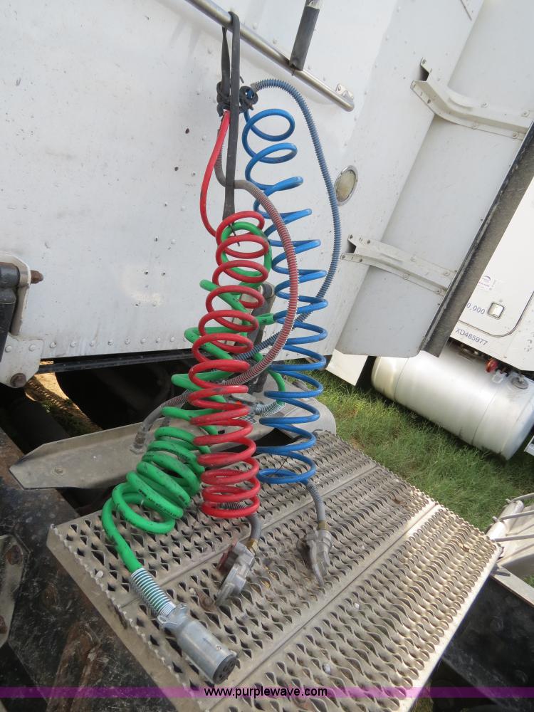 image for item B4523 2000 Peterbilt 377 semi truck