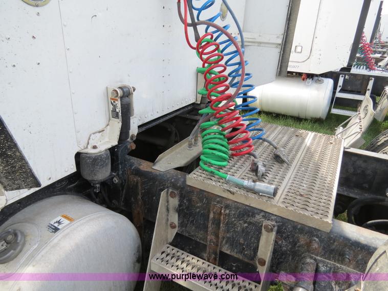 image for item B4523 2000 Peterbilt 377 semi truck