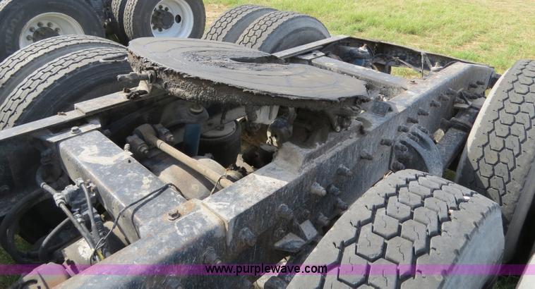 image for item B4523 2000 Peterbilt 377 semi truck