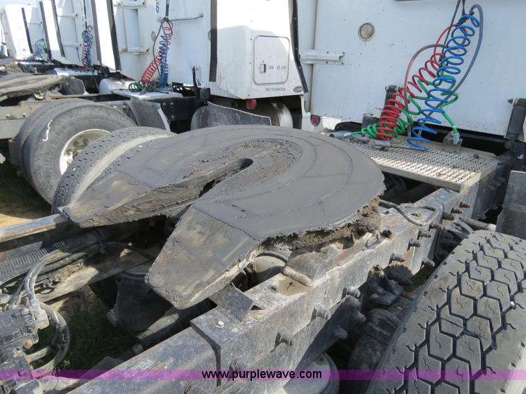 image for item B4523 2000 Peterbilt 377 semi truck