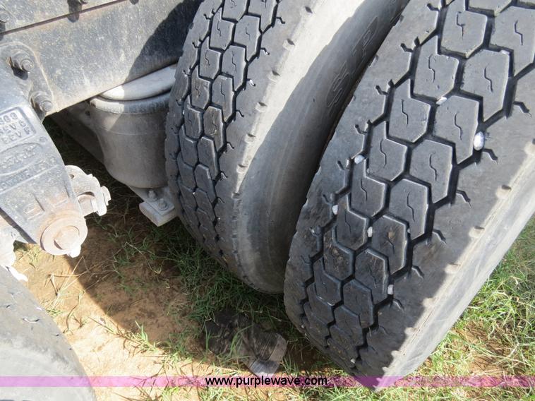 image for item B4523 2000 Peterbilt 377 semi truck