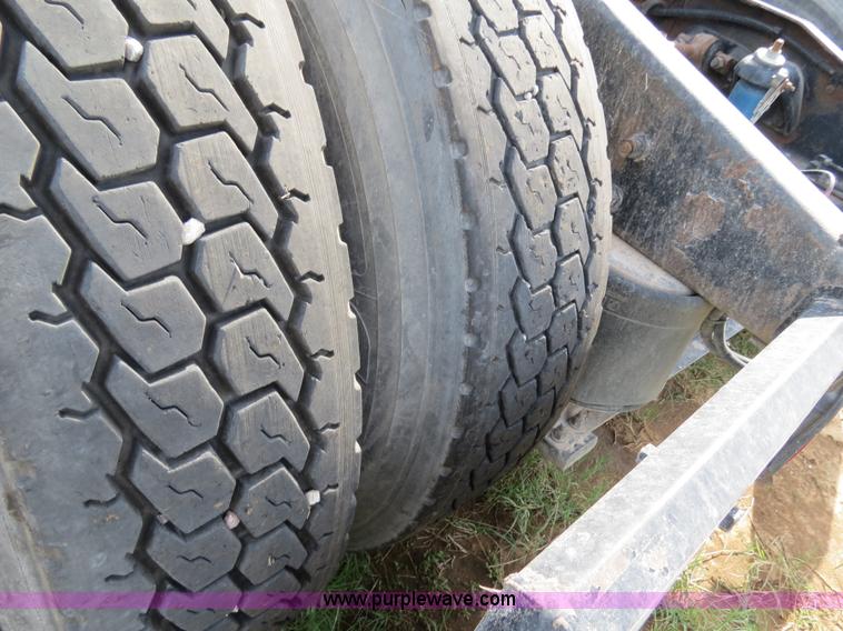 image for item B4523 2000 Peterbilt 377 semi truck