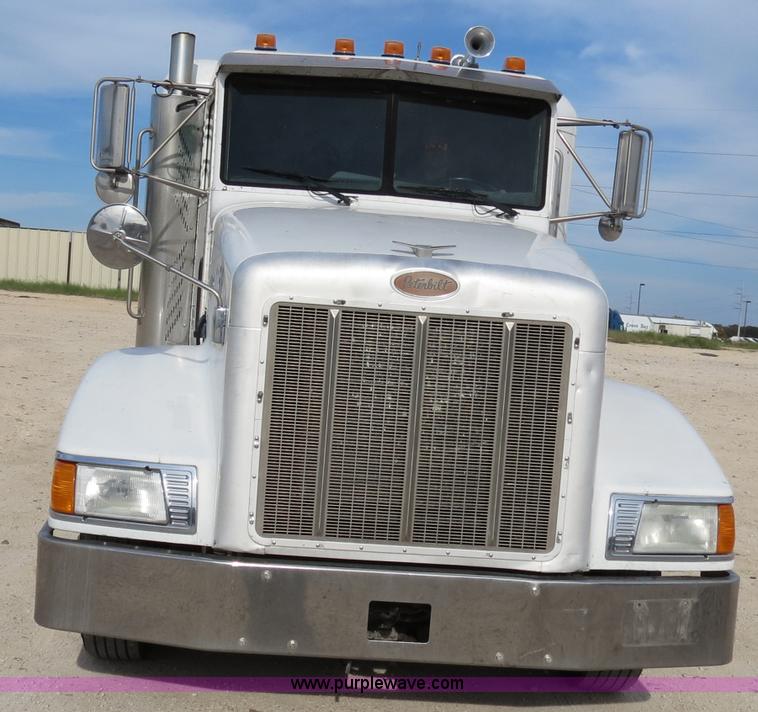 image for item B4524 2000 Peterbilt 377 semi truck