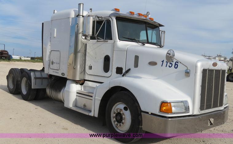 image for item B4524 2000 Peterbilt 377 semi truck