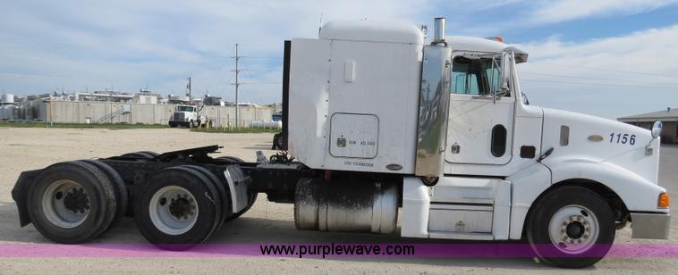 image for item B4524 2000 Peterbilt 377 semi truck