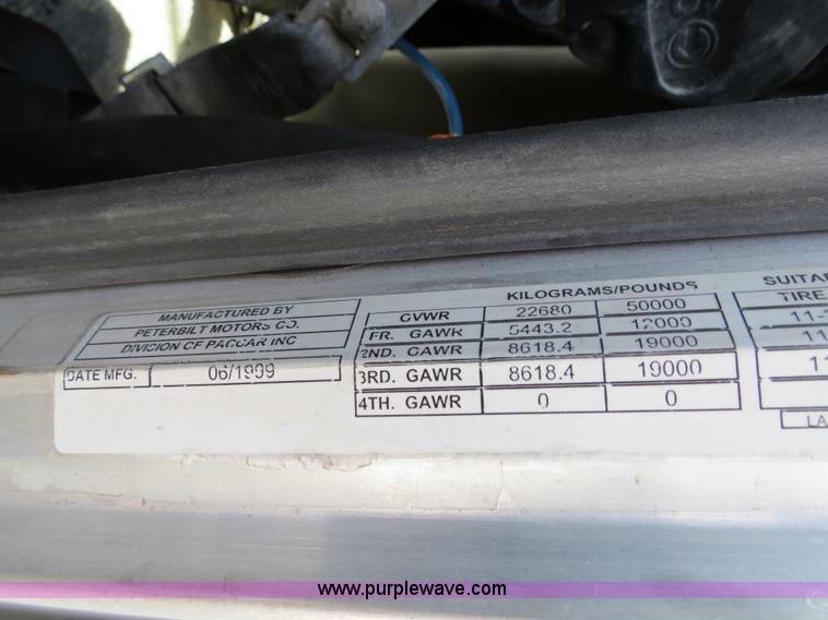 image for item B4524 2000 Peterbilt 377 semi truck