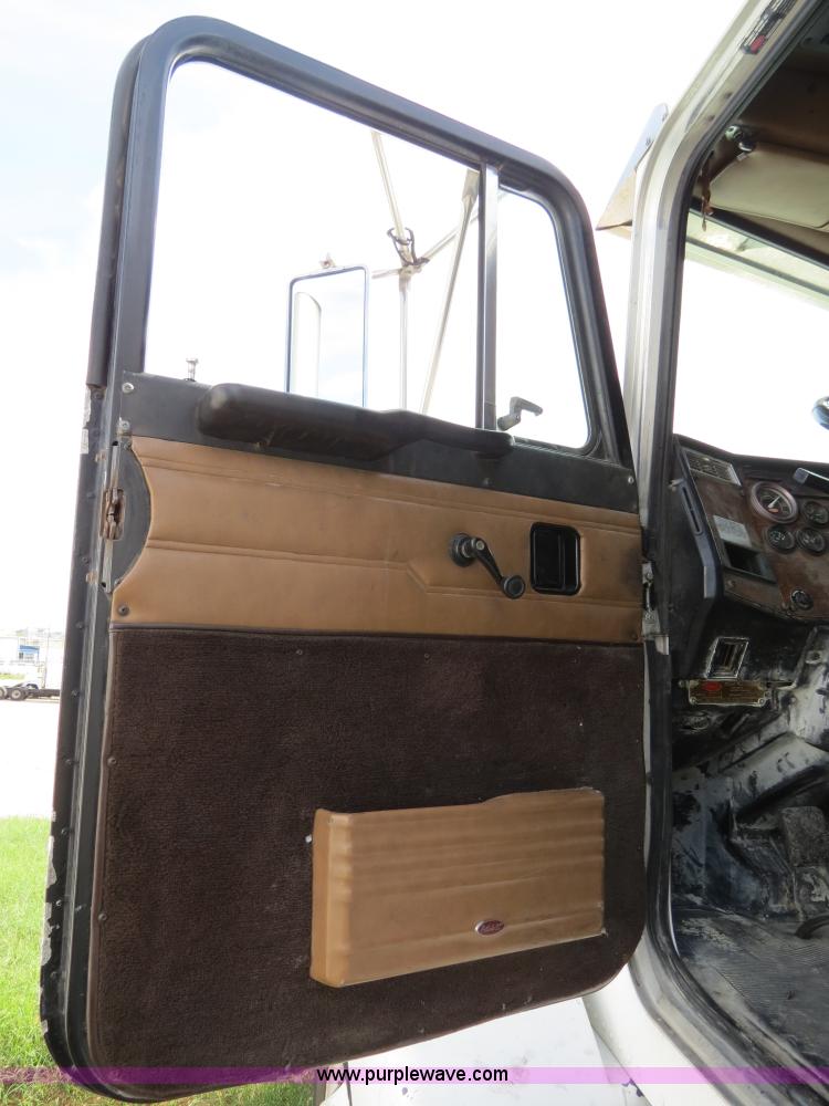 image for item B4524 2000 Peterbilt 377 semi truck