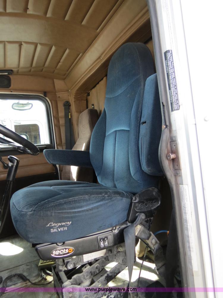 image for item B4524 2000 Peterbilt 377 semi truck