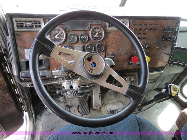 image for item B4524 2000 Peterbilt 377 semi truck