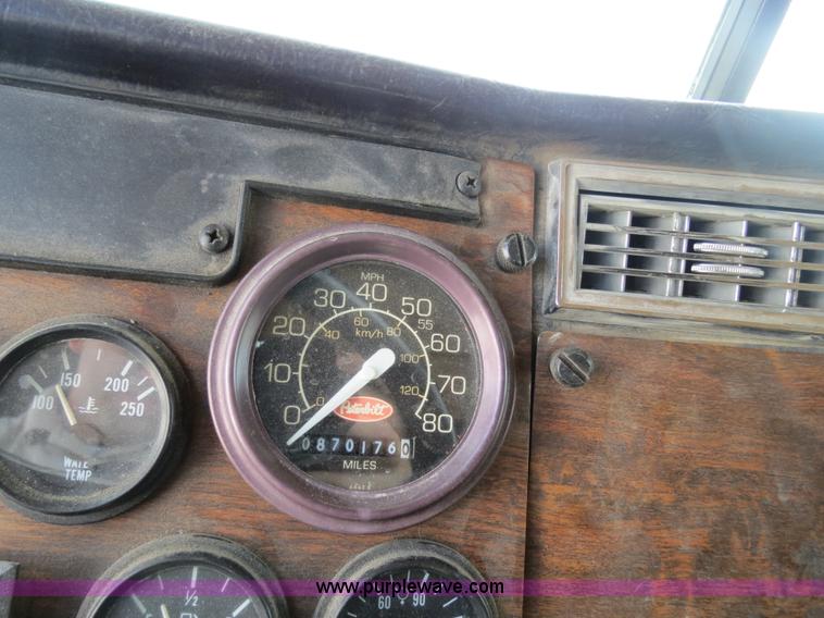 image for item B4524 2000 Peterbilt 377 semi truck